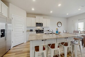 Jääkaappi, mikroaaltouuni, uuni, liesi