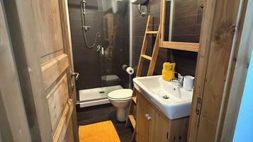 Dusche, Haartrockner, HandtĂŒcher, Seife