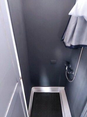 Shower, towels, soap, toilet paper - Fiat Ducato Vacation Motorhome (Chio Calle Campo Santo 43)