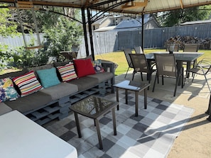 Outdoor dining - Sunny Southern Alberta Oasis (Coaldale)