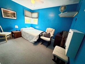 2 slaapkamers, een strijkplank/strijkijzer, reisbedje, gratis wifi