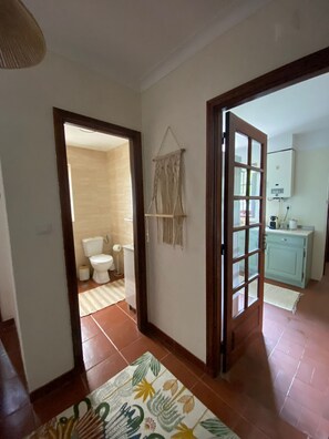 Regadera, secadora de cabello, toallas, papel de baño 