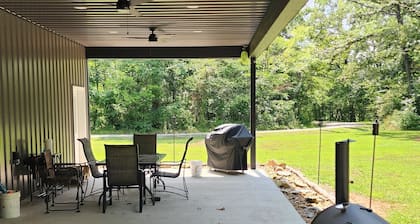 Charming 2-bedroom lodge with WiFi, AC, quietly tucked away in the woods.