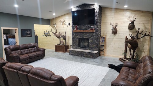 Charming 2-bedroom lodge with WiFi, AC, quietly tucked away in the woods.