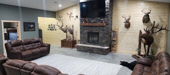 Charming 2-bedroom lodge with WiFi, AC, quietly tucked away in the woods.