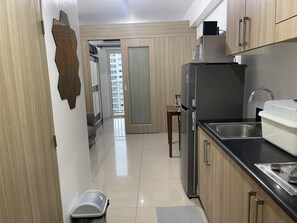 Classic Condo, Balcony, Pool View | Private kitchen -  Shore Residences MOA by darpm (Pasay)