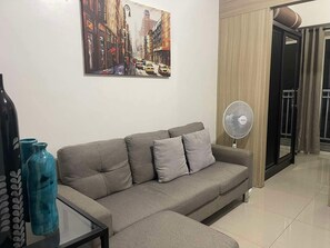 Lejlighed - balkon - udsigt til pool | Opholdsområde | 40-tommers smart-tv med digitale kanaler, Netflix, streamingtjenester