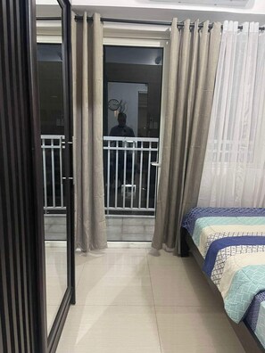 Kondominium, balkon, pemandangan kolam renang | Setrika/meja setrika, Wi-Fi gratis, dan seprai linen