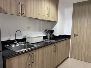 Appart'hôtel Classique, balcon, vue piscine | Cuisine privée | Réfrigérateur, micro-ondes