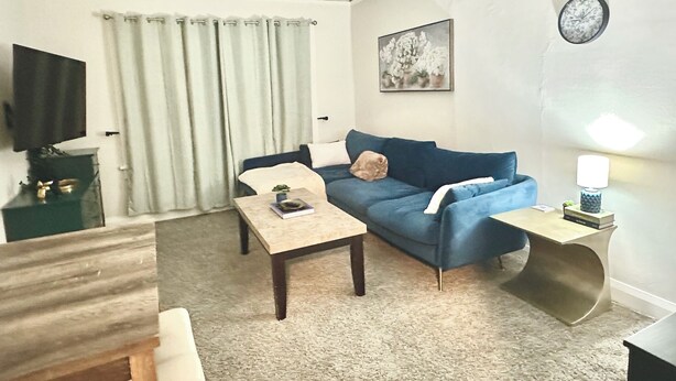 Living area - Modern 2 Bdr Upper In Riverside Park (Milwaukee)