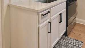Private kitchen - Modern 2 Bdr Upper In Riverside Park (Milwaukee)