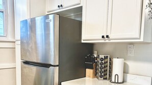 Interior - Modern 2 Bdr Upper In Riverside Park (Milwaukee)