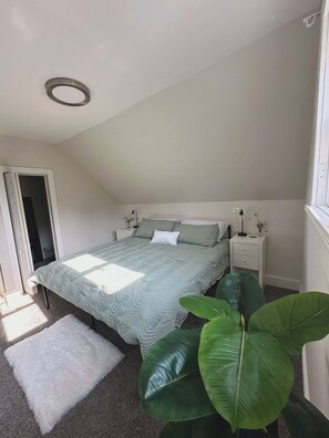 2 bedrooms, iron/ironing board, WiFi, bed sheets - Modern 2 Bdr Upper In Riverside Park (Milwaukee)