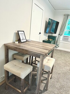 Dining - Modern 2 Bdr Upper In Riverside Park (Milwaukee)