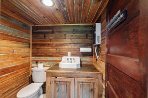 Douche, sèche-cheveux, bidet, serviettes fournies