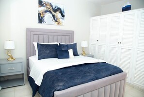 2 chambres, coffres-forts dans les chambres, bureau