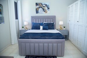 2 chambres, coffres-forts dans les chambres, bureau