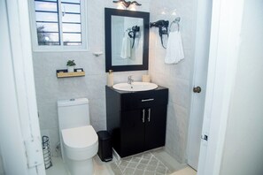 Douche, sèche-cheveux, serviettes fournies, savon