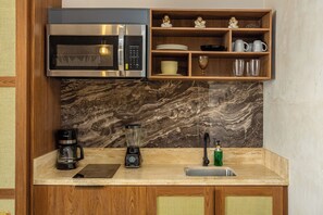 Kühlschrank, Mikrowelle, Herdplatte, Wasserkocher mit Kaffee-/Teezubehör