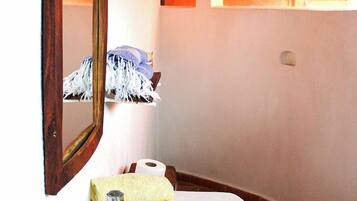 Bungalow básico, patio, vista al patio | Baño