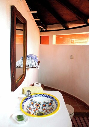 Basic Bungalow, Patio, Courtyard View | Bathroom