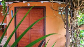 Bungalow básico, patio, vistas al patio | Detalle del exterior