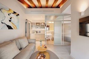 Deluxe One Bedroom Apartment Cathedral Vista | Living area