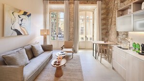 Ein modernes Wohnzimmer mit Sofa, Couchtisch und Essbereich.