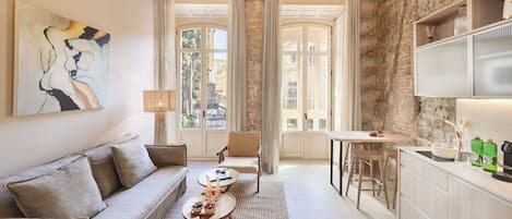 Deluxe One Bedroom Apartment with balcony and Cathedral view - Disability Access | Woonkamer