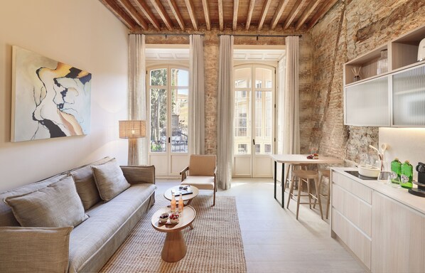 Deluxe One Bedroom Apartment with balcony and Cathedral view - Disability Access | Wohnzimmer