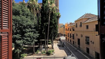 Deluxe Studio with Cathedral view | Vista a la ciudad