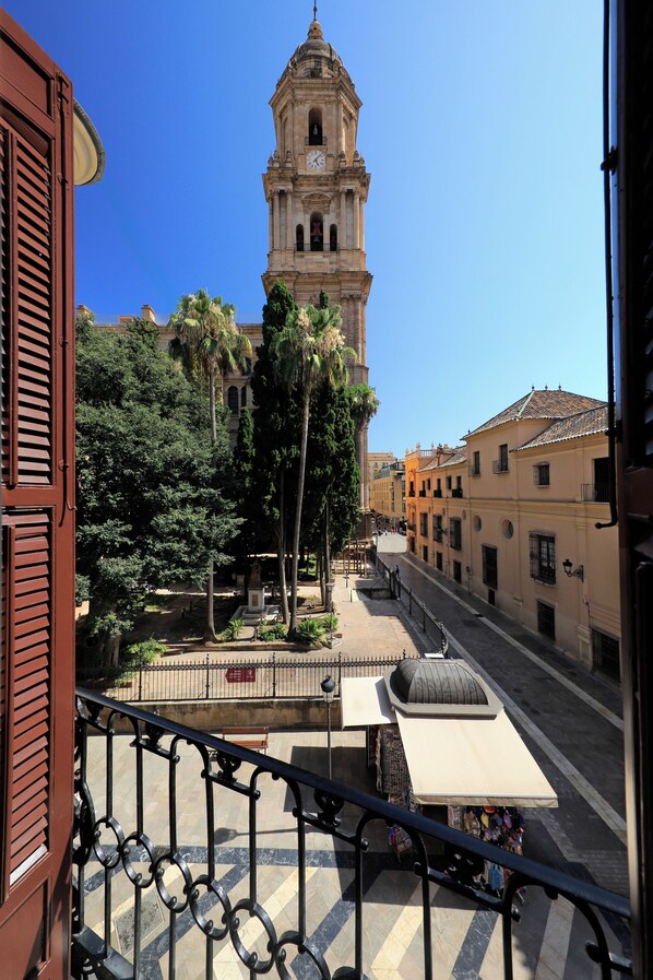 Deluxe Studio with Cathedral view | City view