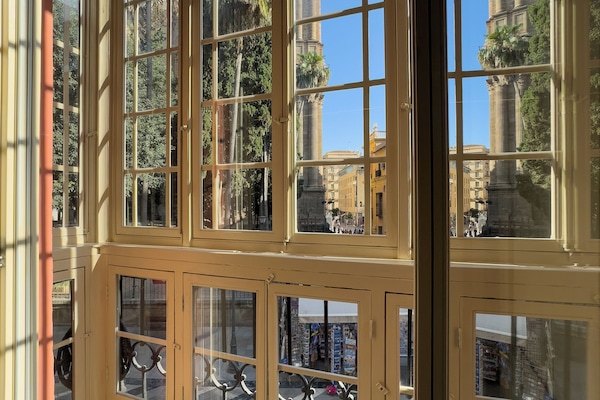 Deluxe One Bedroom Apartment with balcony and Cathedral view - Disability Access | Vista balcone