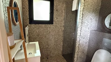 Douche, serviettes fournies, savon, papier toilette