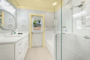 Douche, sèche-cheveux, serviettes fournies, savon