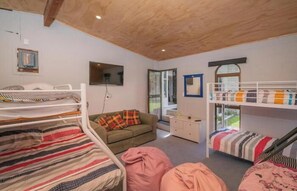 4 bedrooms, iron/ironing board, free WiFi