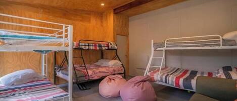 4 bedrooms, iron/ironing board, free WiFi