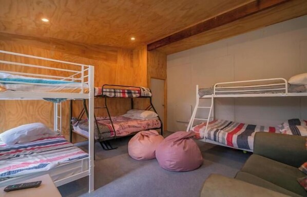 4 bedrooms, iron/ironing board, free WiFi