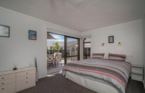 4 bedrooms, iron/ironing board, free WiFi