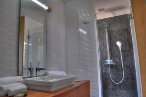 Dusche, Haartrockner, Handtücher