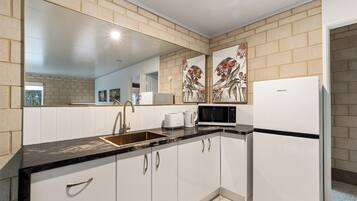 Microwave, stovetop, dishwasher, coffee/tea maker