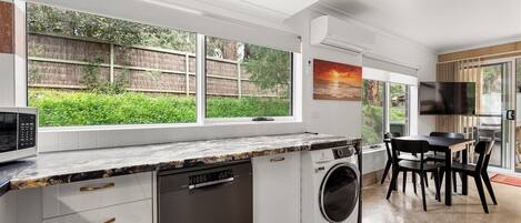 Micro-ondes, plaque de cuisson, lave-vaisselle, cafetière/bouilloire