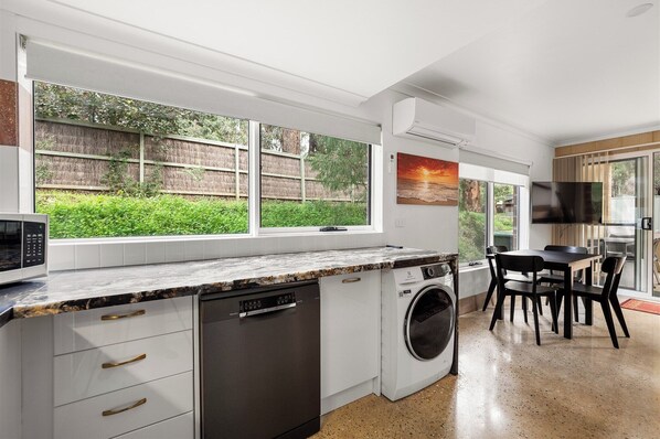 Micro-ondes, plaque de cuisson, lave-vaisselle, cafetière/bouilloire