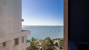 A view of a calm sea with boats, a clear sky, and buildings in the foreground. - Studios in a Seaside Building, Close to Beto Carreiro at Penha Spot - Psob (Penha)