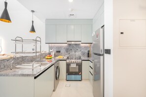 Cafetera y tetera, refrigerador, microondas y horno 