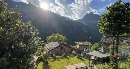 Romantic and panoramic chalet in Valchiavenna-8 min from Chiavenna
