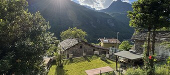 Romantic and panoramic chalet in Valchiavenna-8 min from Chiavenna