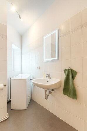 Sèche-cheveux, serviettes fournies, savon, papier toilette