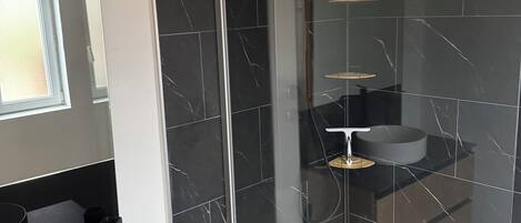 Bruser, hårtørrer, håndklæder, Toiletpapir