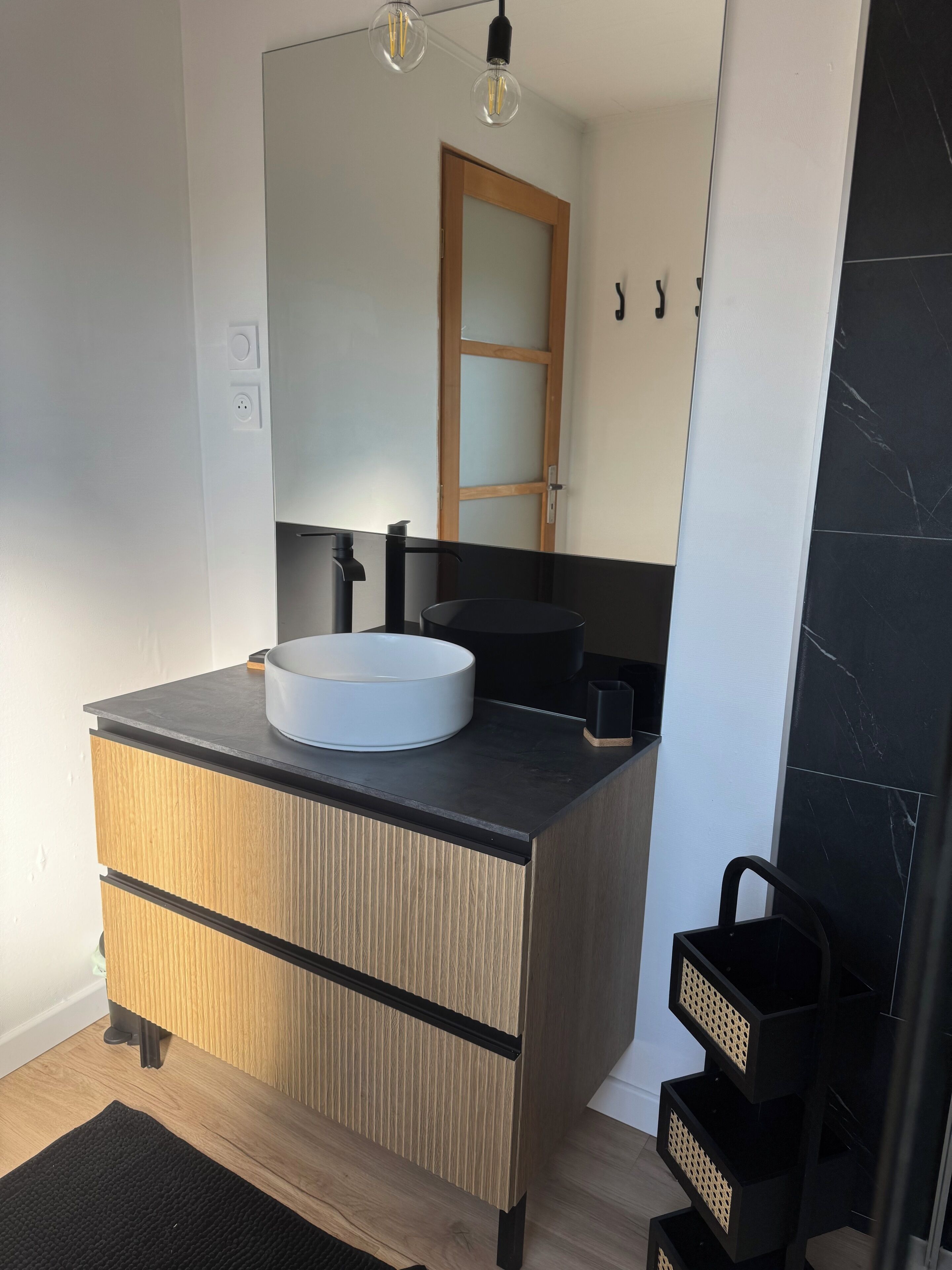 Douche, sèche-cheveux, serviettes fournies, papier toilette